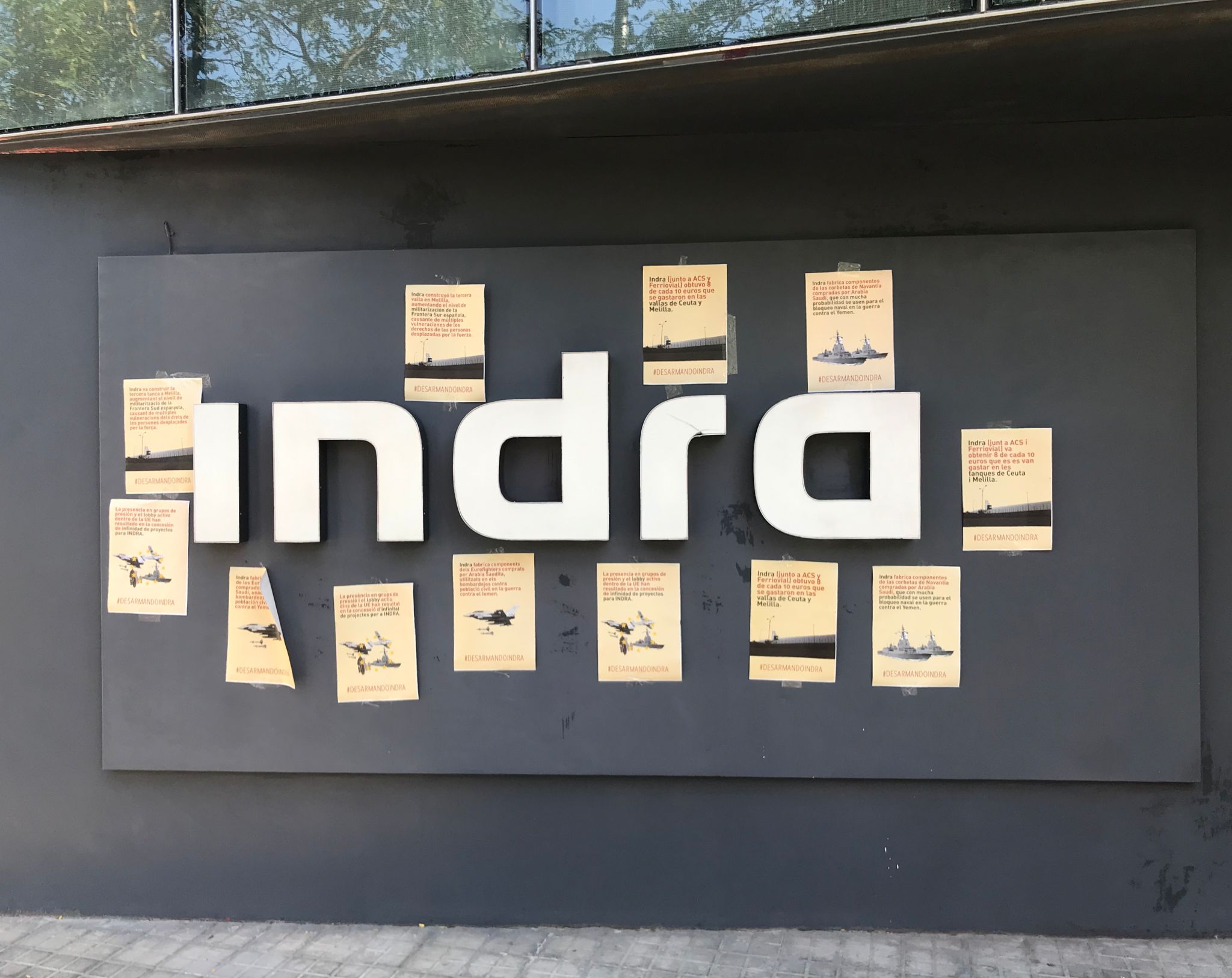 sede de Indra en Barcelona después de la acción #DesarmandoIndra